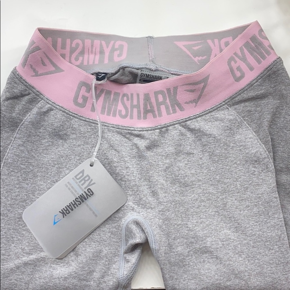 Gym shark leggings